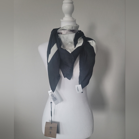 Burberry gorilla silk printed scarf - Picture 2 of 7